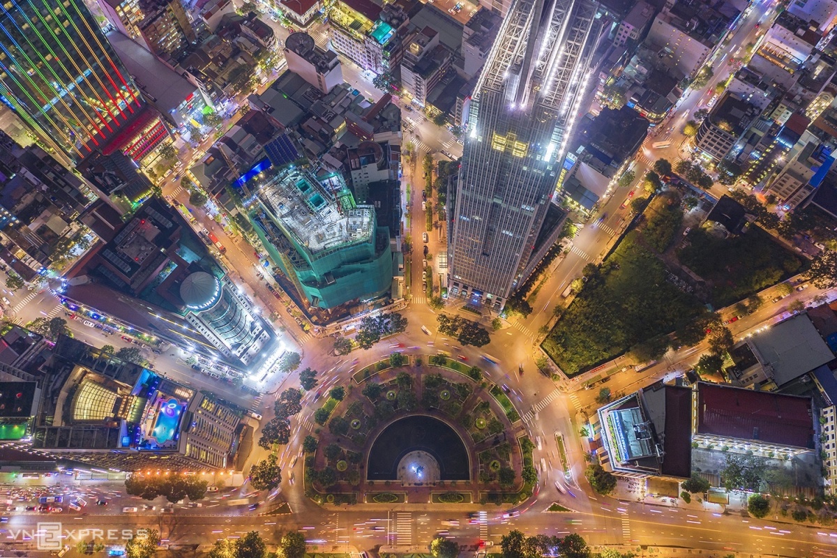 Sài Gòn là điểm đến của nhiều du khách yêu thích ẩm thực của các vùng miền, danh lam thắng cảnh cùng với những địa điểm vui chơi, mua sắm sầm uất.
